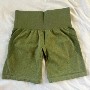 NVGTN Women’s Green Mid Rise Contour Seamless Shorts